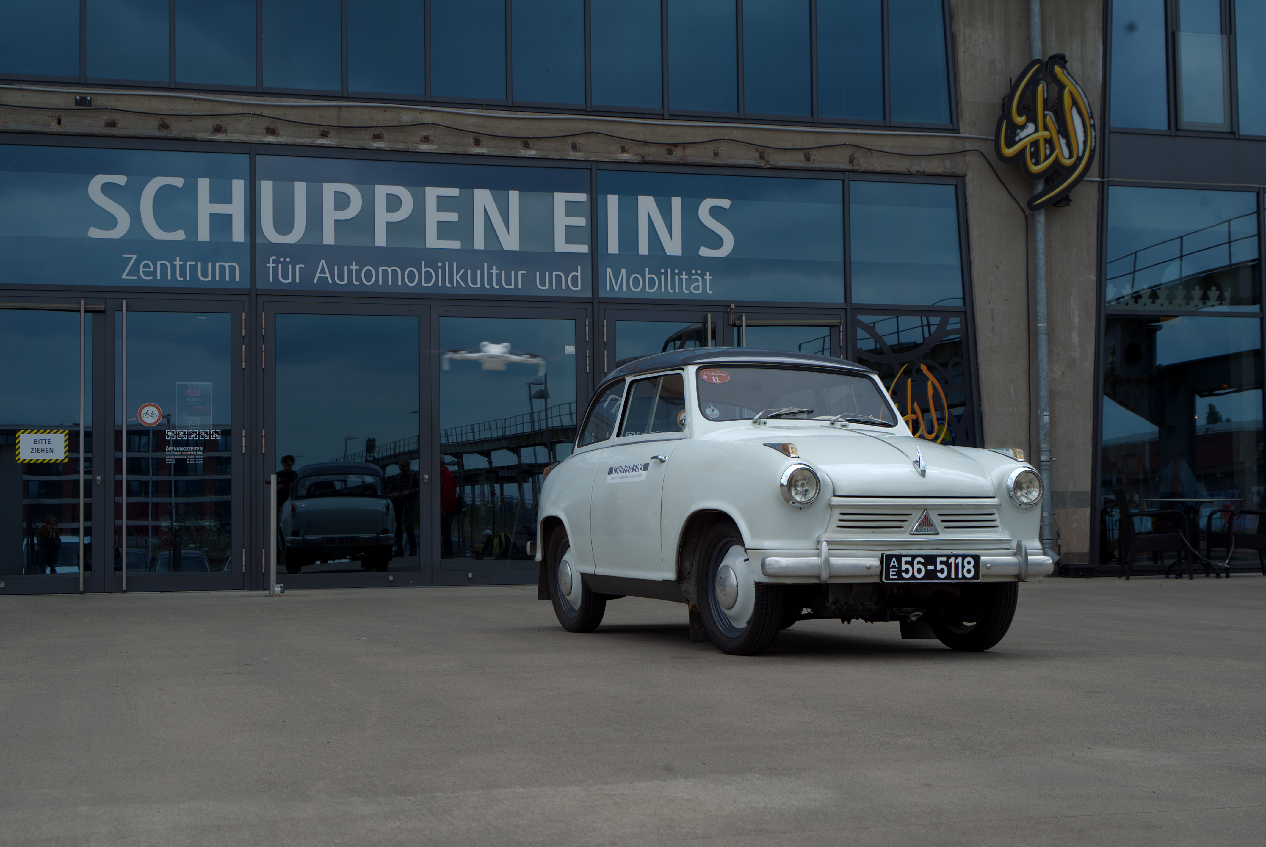 LLOYD LP 600 vor dem Schuppen Eins - Shot by Niilo Jacobs