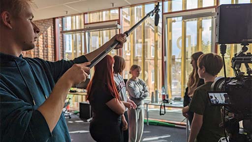 Vor und hinter der Kamera aktiv sein